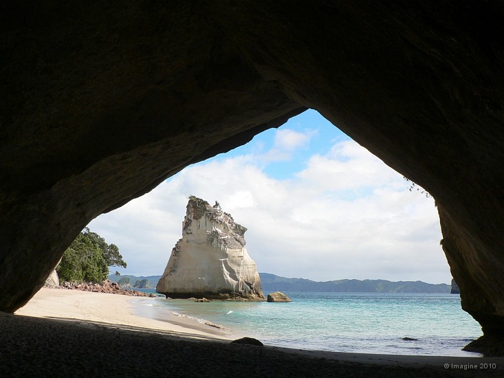 4.7- Dans Cathedral cove.JPG